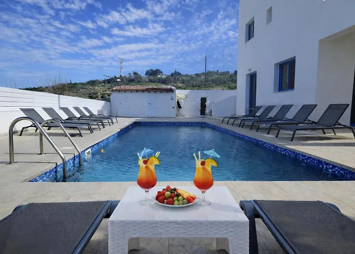 Livia - Vikles Villa Pomos