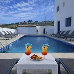 Livia - Vikles Villa Pomos